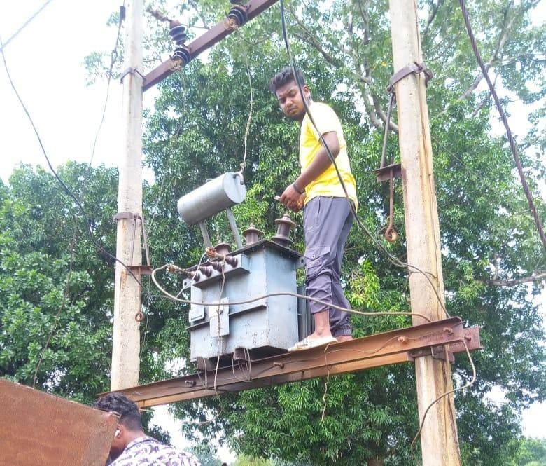 मुख्यमंत्री कैंप कार्यालय की पहल पर  टागरगांव और रायकेरा में लगाया गया  ट्रांसफार्मर